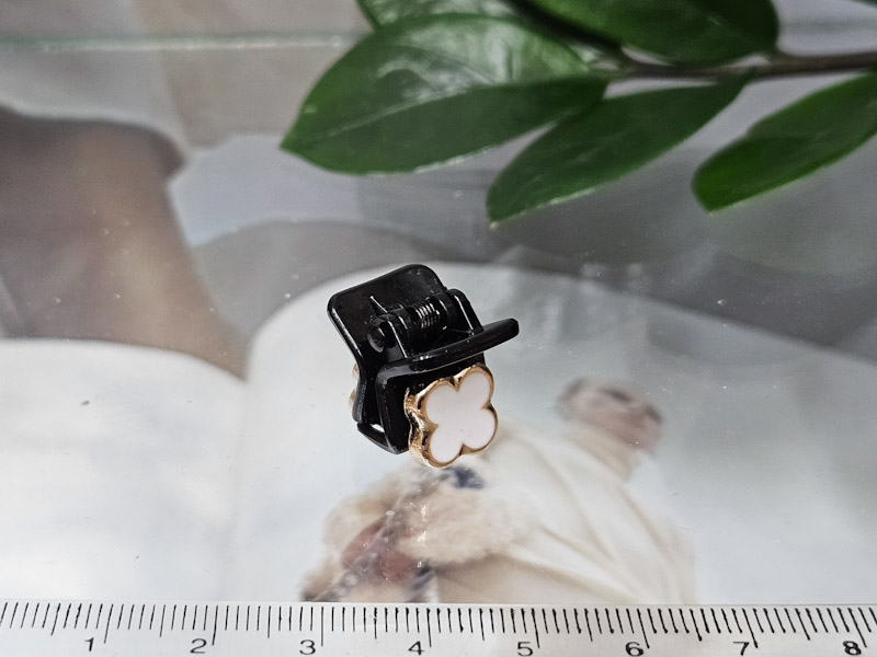 Заколка 1045005500383: цена 100 рублей.