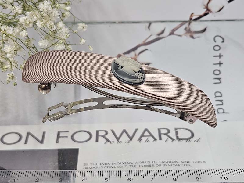 Заколка 1226005500386: цена 215 рублей.