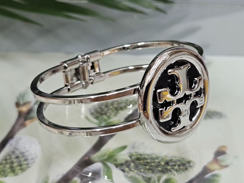 Браслет 2238006500028: цена 1475 рублей.